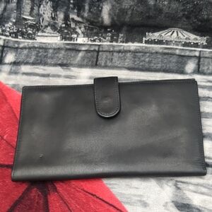 Tumi Dakota Black Leather Wallet